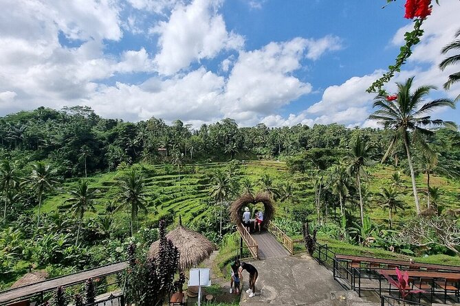 Bali Holy Bathing Ritual and Ubud Highlights tour - Stop 4 and Stop 5: Ubud Palace and the Traditional Art Market