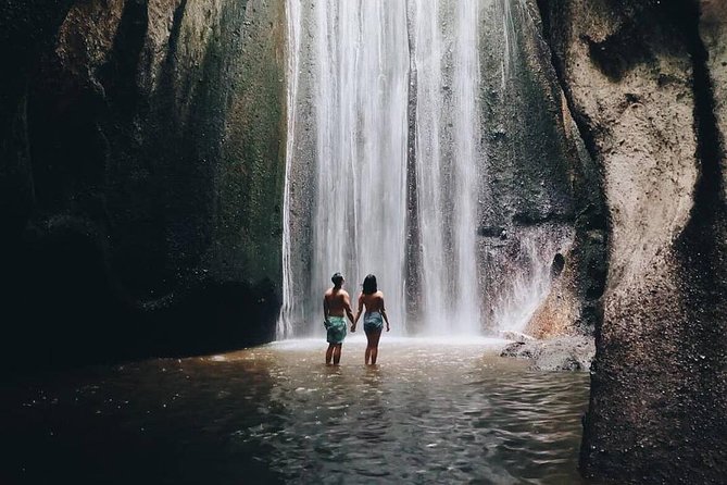 Bali Instagram Tour: Lempuyang Temple, Tirta Gangga and Tukad Cepung Waterfall - Stop 1: Lempuyang Temple, Mount Agung views, and Gate of Heaven framing