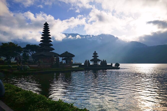 Bali Tanah Lot, Ulun Danu Beratan & Jatiluwih Rice Terrace - Tanah Lot on the sea: the floating-looking temple and tide timing