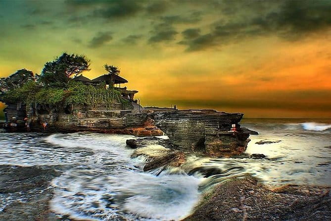 Full day Ubud and Tanah Lot tour - Tegenungan Waterfall: decide if you want the view or the water