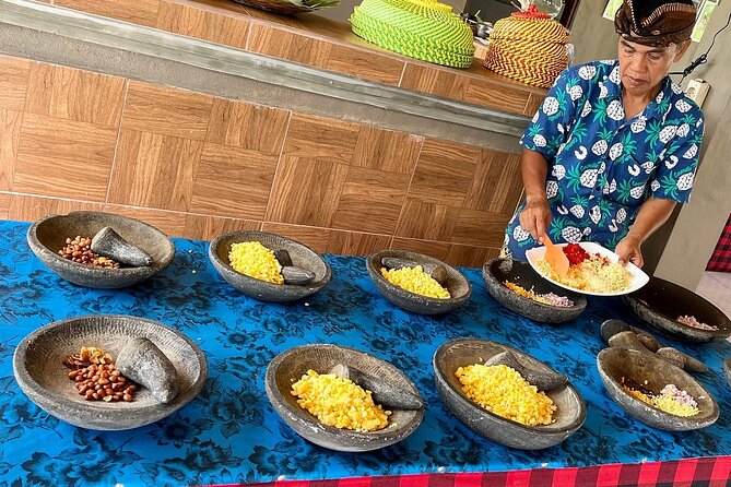 Full Day Ubud Waterfall Visit and Cooking Experience - The traditional market stop near Jalan Raya Laplapan