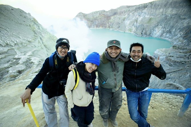 Overnight Mount Ijen Blue Fire Trek Tour From Bali (Private-All Inclusive) - Ijen Crater at 2:00 a.m.: Blue Fire, Sulfur Lake, and Your Guide’s Role