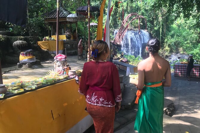 Purification Holy Bath at Beji Gria Waterfall - The priest-led purification: the ceremony flow in plain English