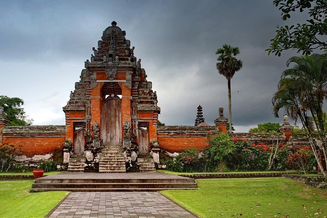 Royal Family Temple, Monkey Forest, and Tanah Lot Sunset Tour - Stop 3: Tanah Lot Temple and the Meaning Behind the Main Temple Area
