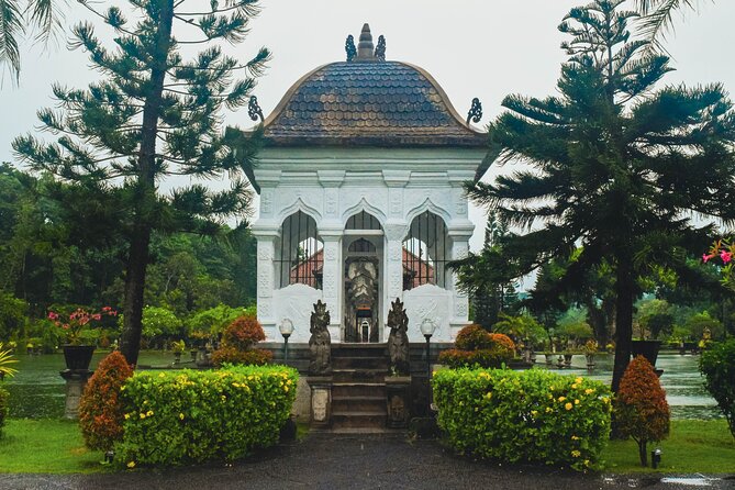 Royal Karangasem Heritage Tour - Lunch break: eat local, but keep your expectations flexible