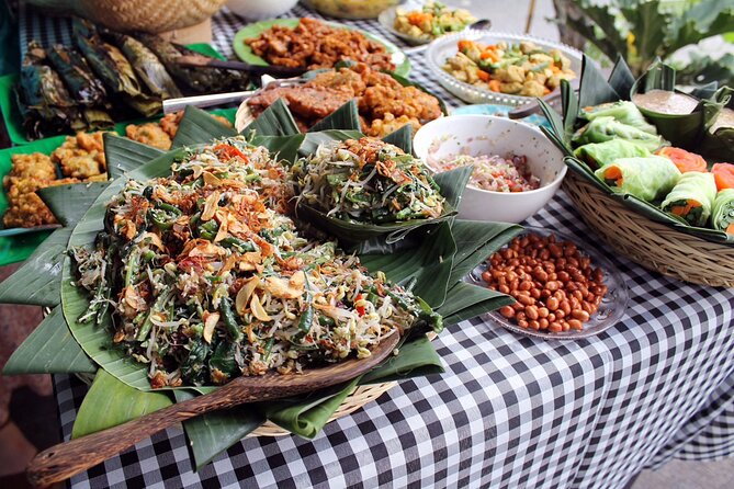 Traditional Balinese Home Dining Experience in Ubud with Putu - A private Balinese home dinner with Putu’s family in Ubud