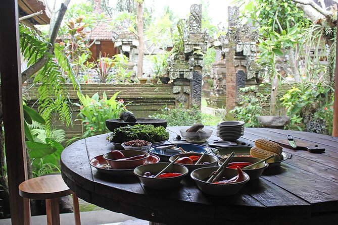 Traditional Balinese Meal in Ubud in Dewa's Family Village Home - The meal format: why you eat on your own for meditation