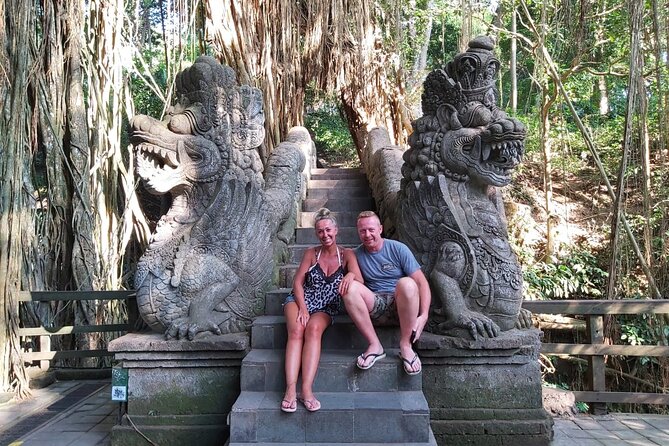 Ubud Tour : Monkey forest, Rice terrace, Water temple, Waterfall & Jungle Swing - Stop 1: Sacred Monkey Forest Sanctuary and how to handle macaques