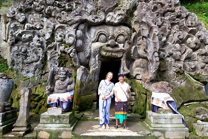 Ubud Tour : Monkey forest, Rice terrace, Water temple, Waterfall & Jungle Swing - Stop 5: Batuan family temple and traditional house life (free stop)